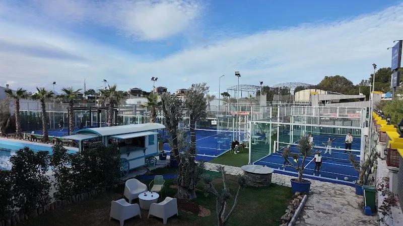 İzmir'de Padel Oynamak: Buca Ormanından Çeşme Sahiline 5 Farklı Deneyim