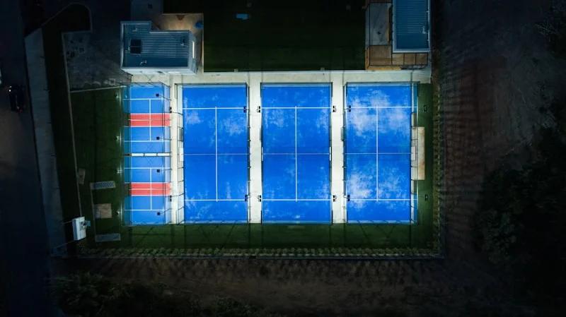 Padel kortu gece görünümü